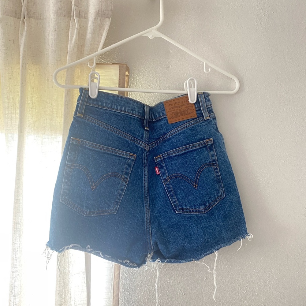 NWOT Levi’s RIBCAGE shorts sz. 26